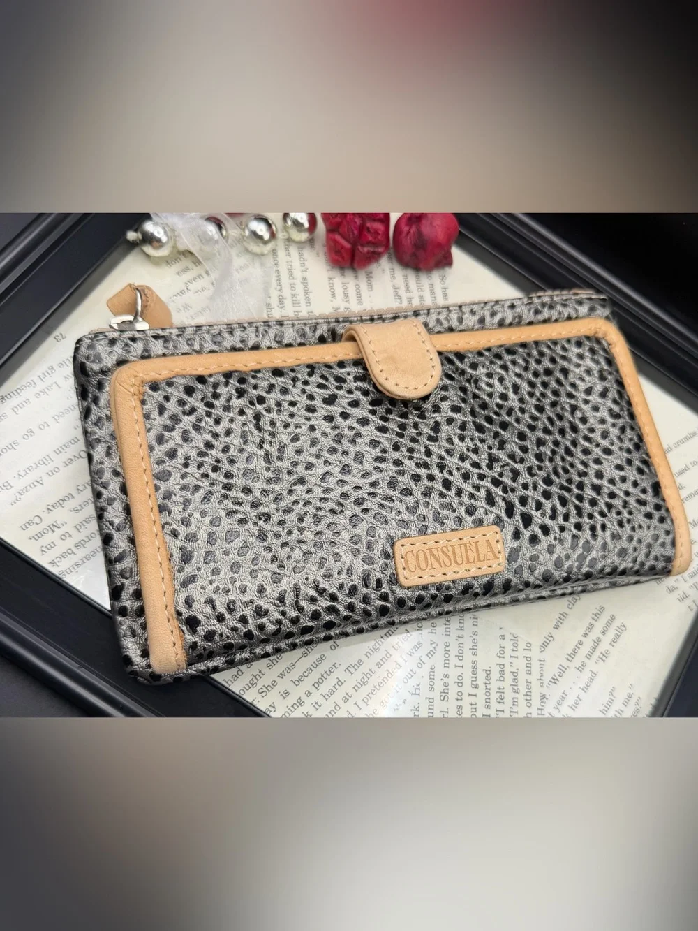 Consuela wallet black